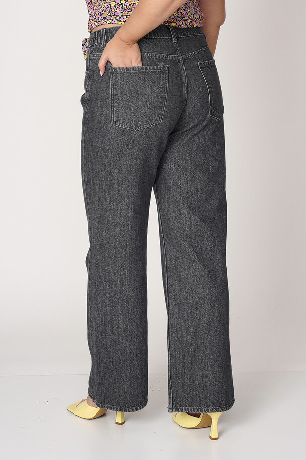 STRAIGHT-LEG HIGH-WAIST JEANS