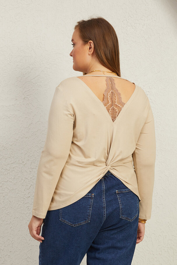 T-SHIRT WITH LACE DETAIL AT BACK