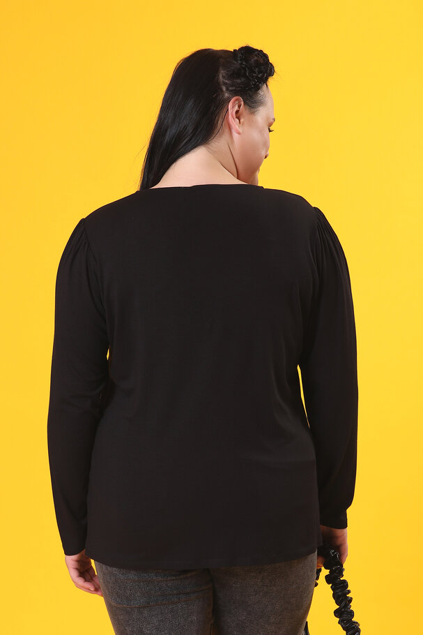 TOP WITH CUT-OUT DETAIL