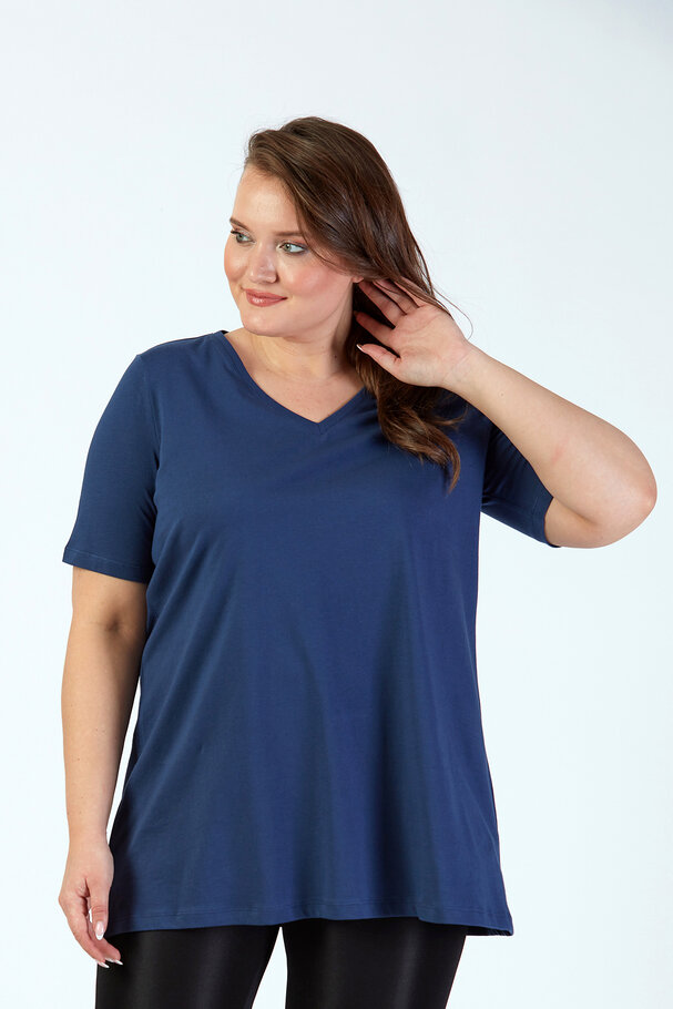 V-NECK BASIC T-SHIRT