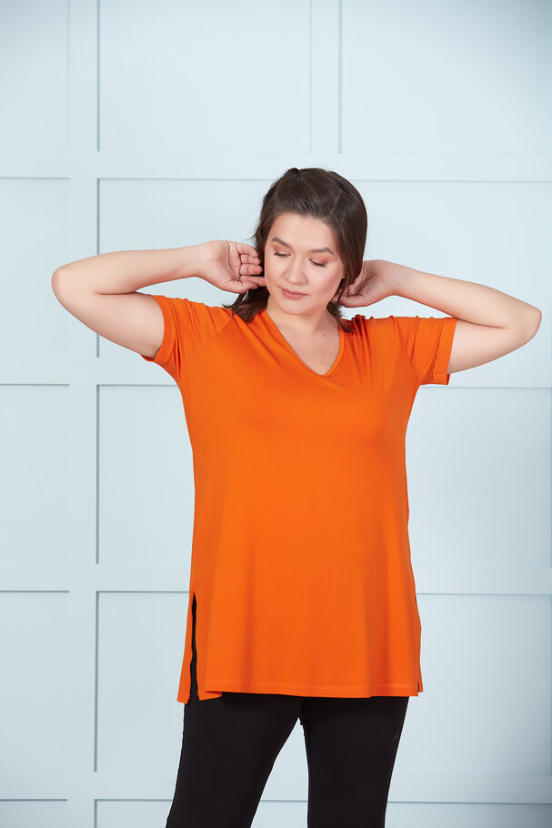 V-NECK BASIC T-SHIRT WITH VENTS