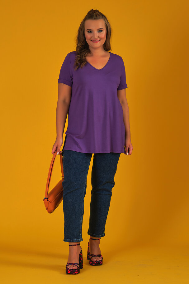 V-NECK BASIC T-SHIRT WITH VENTS