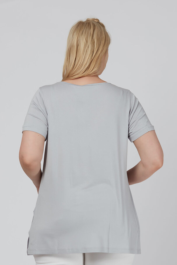 V-NECK BASIC T-SHIRT WITH VENTS