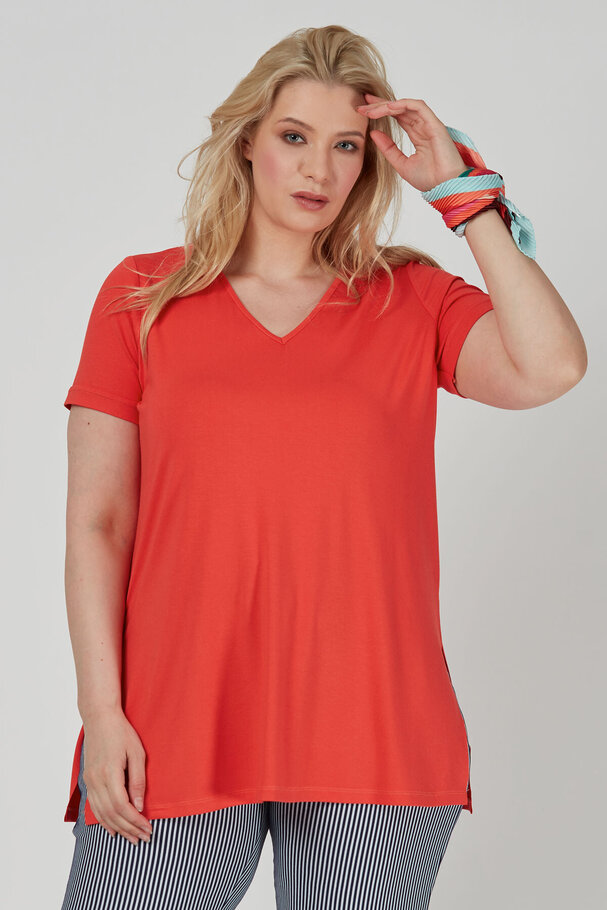 V-NECK BASIC T-SHIRT WITH VENTS