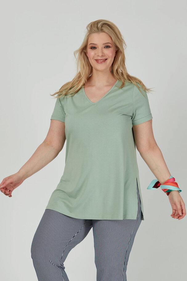 V-NECK BASIC T-SHIRT WITH VENTS