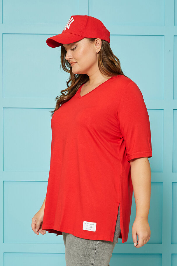 V-NECK T-SHIRT WITH LABEL