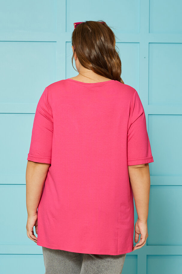 V-NECK T-SHIRT WITH LABEL