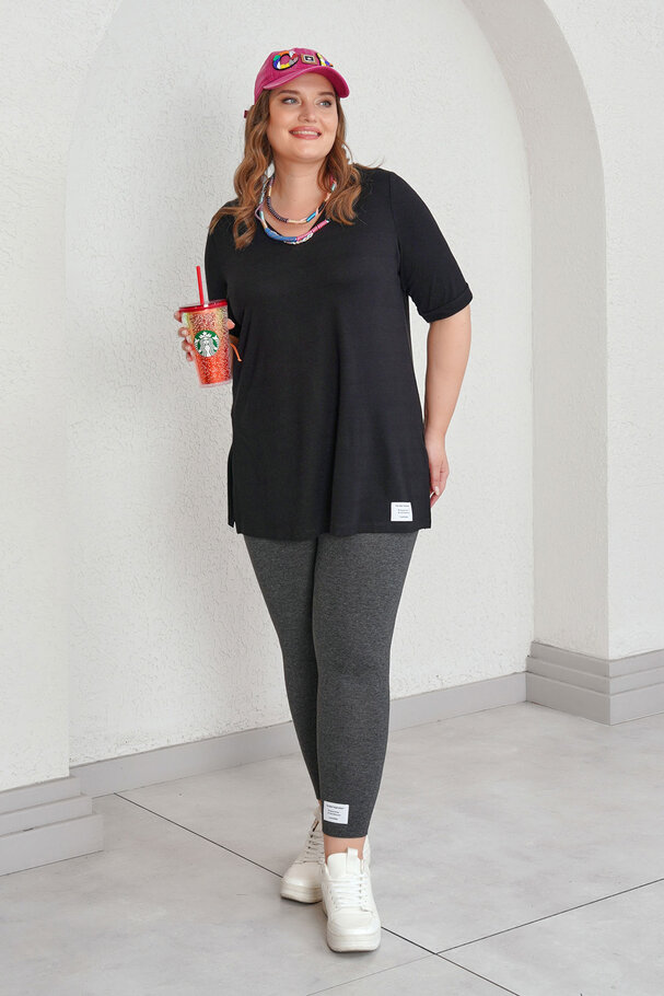 V-NECK T-SHIRT WITH LABEL