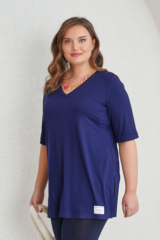 V-NECK T-SHIRT WITH LABEL