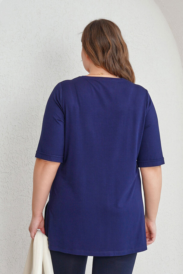 V-NECK T-SHIRT WITH LABEL