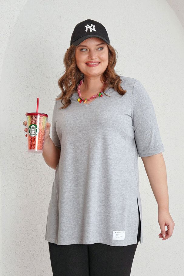V-NECK T-SHIRT WITH LABEL