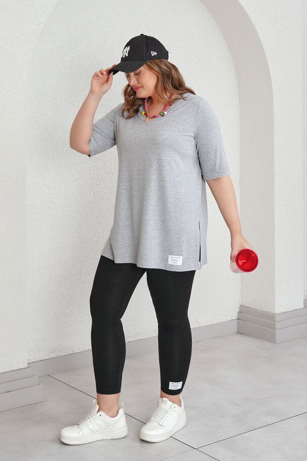 V-NECK T-SHIRT WITH LABEL