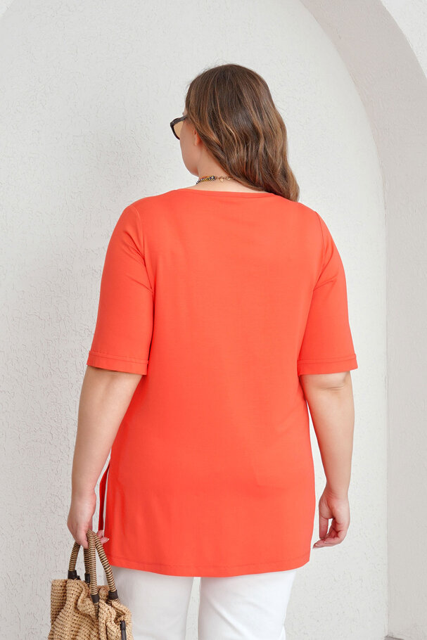 V-NECK T-SHIRT WITH LABEL