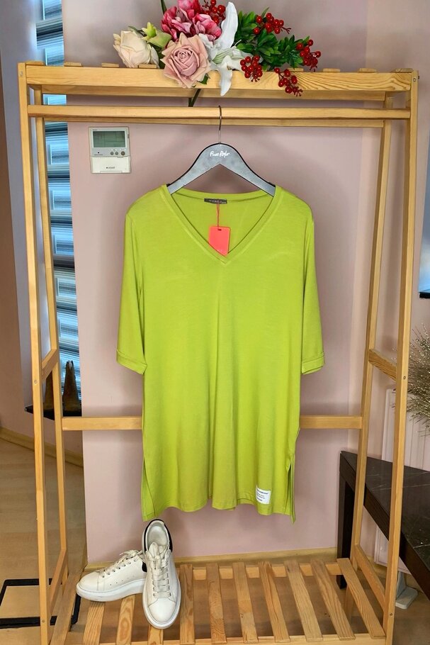 V-NECK T-SHIRT WITH LABEL