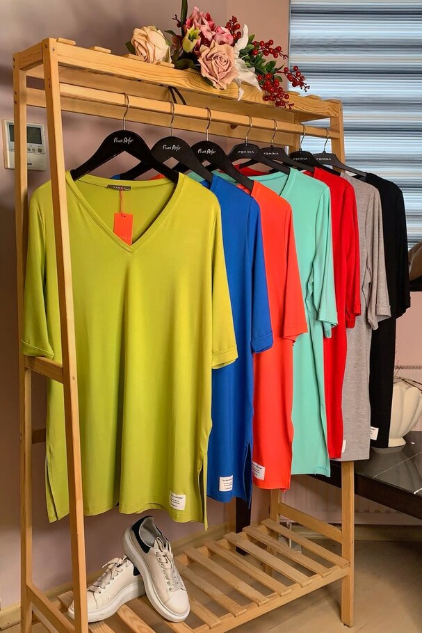 V-NECK T-SHIRT WITH LABEL