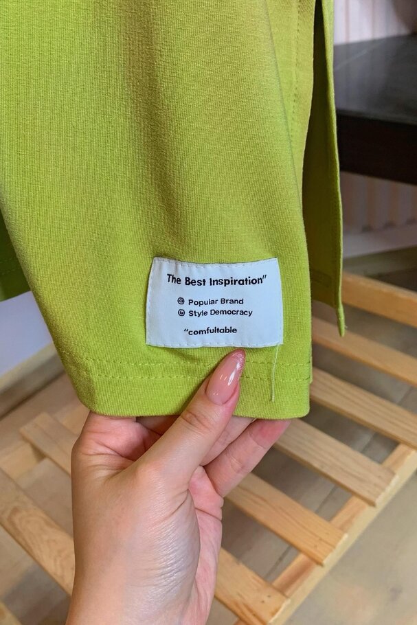 V-NECK T-SHIRT WITH LABEL