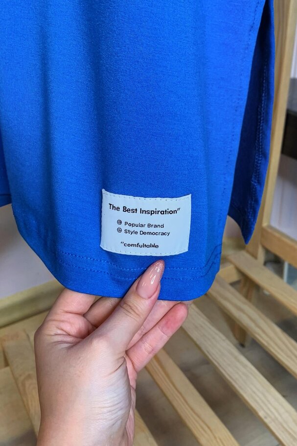 V-NECK T-SHIRT WITH LABEL