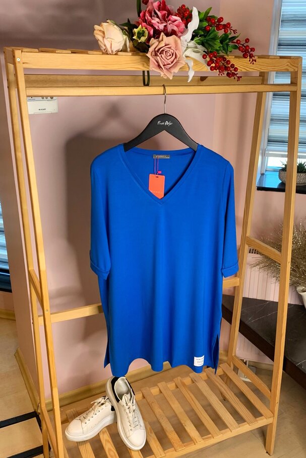 V-NECK T-SHIRT WITH LABEL