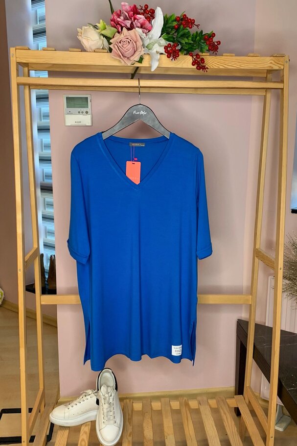 V-NECK T-SHIRT WITH LABEL