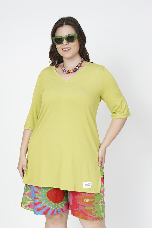 V-NECK T-SHIRT WITH LABEL