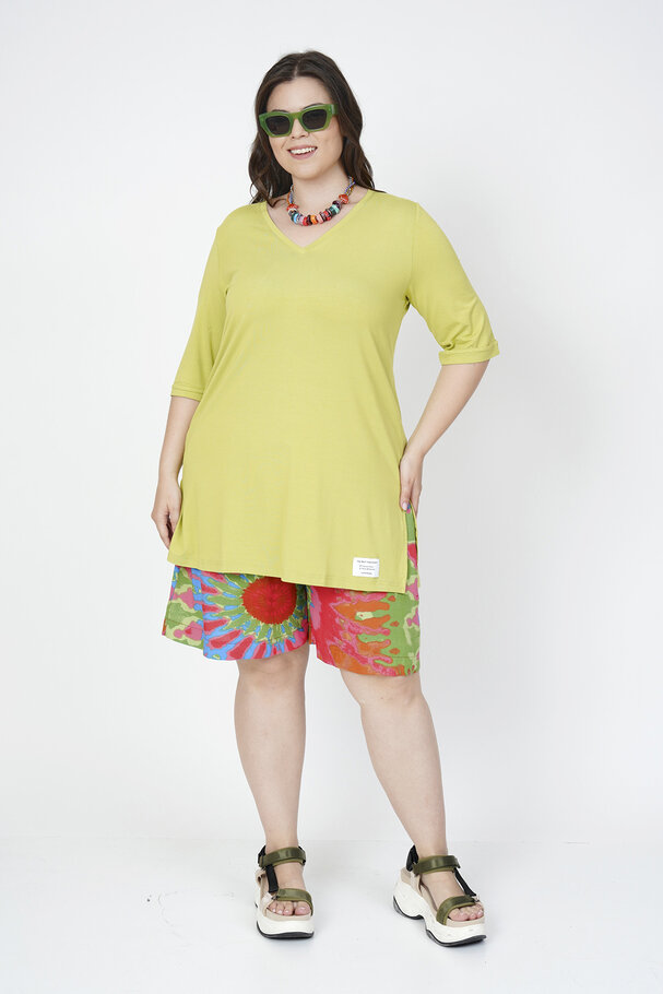 V-NECK T-SHIRT WITH LABEL