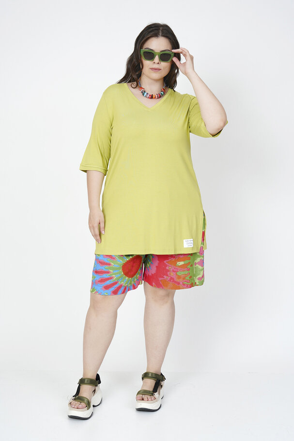 V-NECK T-SHIRT WITH LABEL