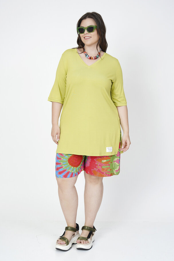 V-NECK T-SHIRT WITH LABEL