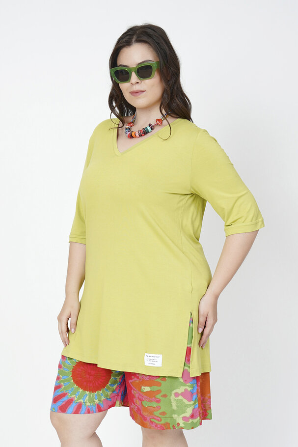 V-NECK T-SHIRT WITH LABEL
