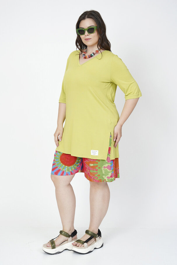 V-NECK T-SHIRT WITH LABEL