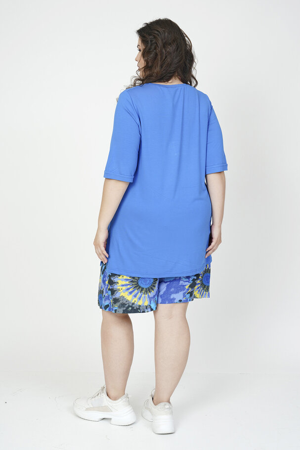 V-NECK T-SHIRT WITH LABEL
