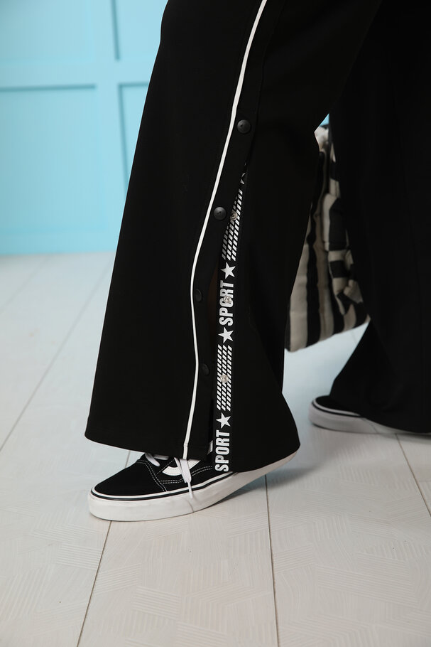 WIDE-LEG JOGGER WITH SNAP-BUTTON DETAIL