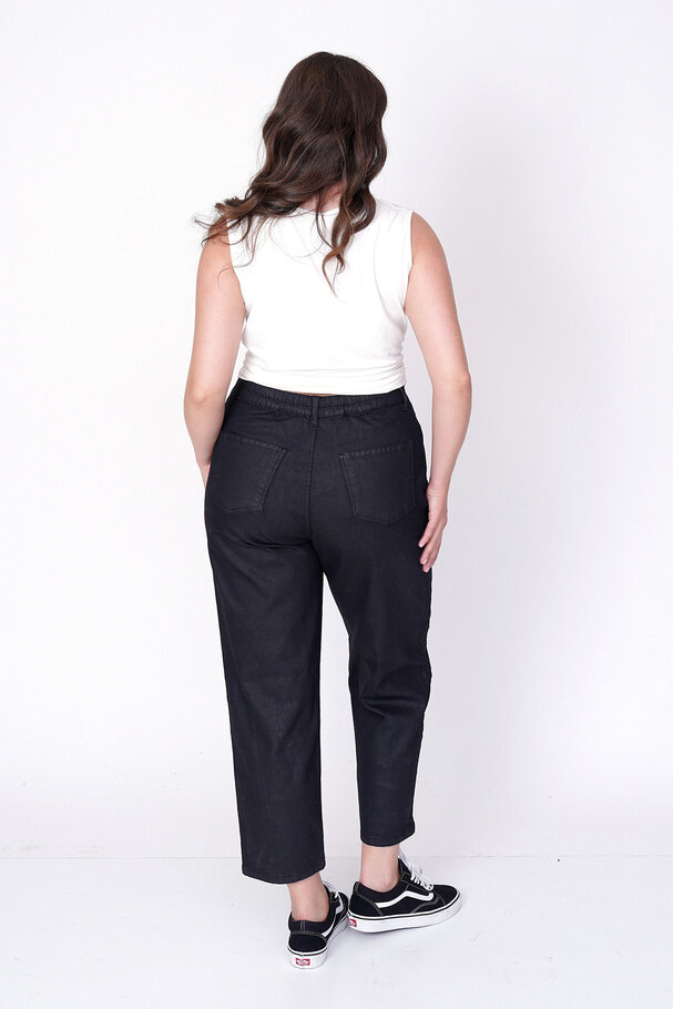 YÜKSEK BEL DERİ GÖRÜNÜMLÜ MOM JEAN